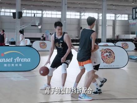 高手在球场的欲扬先抑,和队友学会这个配合可以说非常亏贼!#高手篮球 #伍肆体育 #篮球教学 #我的篮球记忆