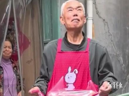 父亲73岁生日,女儿为他进行“破坎”仪式,父亲感动落泪。