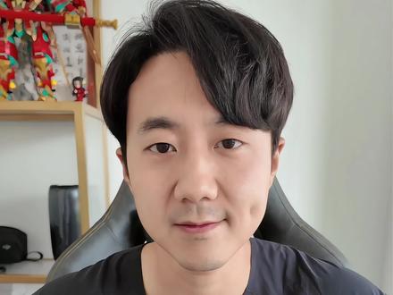 科大讯飞智能办公本Air2开箱测评对比一代 🎁包装:尺寸有所改变,质感方面略微降低了一些,送礼一代包装更精致!
📱外观:机器屏幕升级了尺寸和屏占比,但是机身尺寸没有降低反而增加了一些,薄厚程度没改变,单手持握一代更顺手一点(手大请忽略)
✈️硬件:运营内存虽然2G升到4G,但是实际使用起来这种墨水屏的机器并没有更快了的感觉,WIFI和蓝牙不用说肯定是跟着时代在更新的,插卡功能建议厂家以后全系列都带上好吗...虽然平时都是在有网的地方用,但是偶尔应急能插卡也会少一个担忧哦!不过双麦克风升到四麦阵列确实是个实质的点!
💰价格:指导价一代的2799 3299,二代只涨了一百大洋到2899 3399,确实很对得起消费者,而且这个两代机器的总体价格定位都很亲民,其实选哪个都合适!不过要注意的是新款二代刚刚首发货源不充足,后面可能会面临缺货溢价的情况,建议老板们不要冲动消费!
#数码科技 #数码 #数码产品 #科大讯飞 #礼物