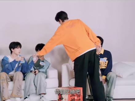 当王橹杰叫早师兄抽到穆祉丞之后,所有人的表情都是摊开的一本书🩵🩷(两个人的红线不要太硬)#王橹杰 #穆祉丞 #橹穆 #叫早 #红线