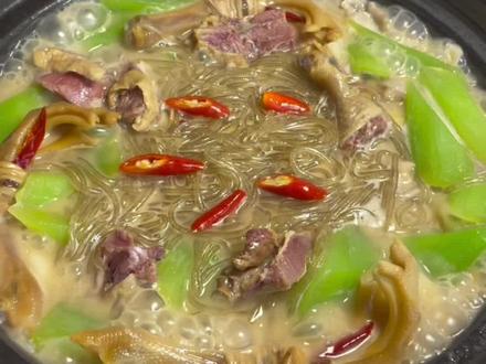 天冷了,咸鸭腿小锅子快快嘚起来!不咸不淡真的炒鸡香,再烫点粉丝,你们快试试吧!#妈呀太香了 #家乡美食