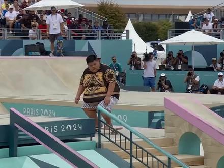 大胃袋良子之勇闯体育场 #大胃袋良子 #大胃袋 #味真足 #AI视频