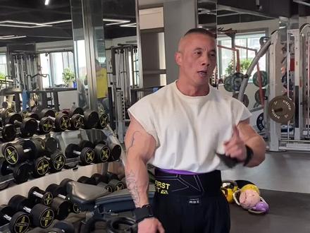 哑铃双臂划船,没学会的话可以多看几遍#健身教学 #健身 #水天翮