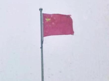 5月20国旗飘扬 网友说对着国旗唱歌唱祖国,国旗就会飘扬,结果是真的。
5.20.祝福祖国繁荣富强!!!!
