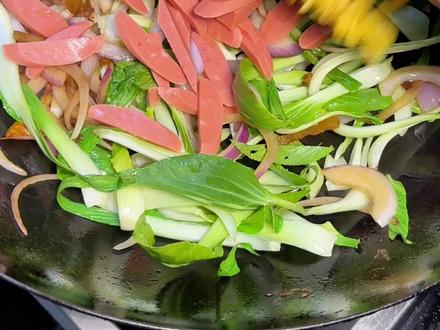 夏天炒炒面条吃还是不错的 家常调料做法简单,让你在家就能做出街边同款热气腾腾的炒面。#炒面 #面条 #家常菜教程#真实生活分享计划 #安徽土菜