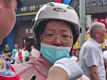 早上有个学生因裤子拉链是金属的进不去考场,铁骑带着考生妈妈回家取裤子,确保孩子顺利参加高考。#高考加油 #高考 #护航高考 @三门峡交警