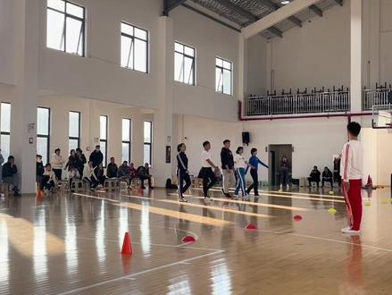 体育老师必须要加强自身的口令,做到口令规范、发音清晰、声音洪亮、预动令分明。
希望更多的老师花时间练习这项技能,因为会对自己今后的各种评比加分。#体育老师 #队列训练
