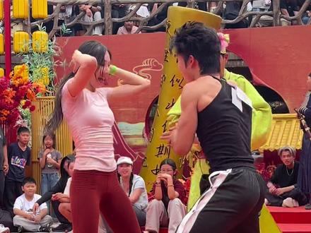 他们三个也太能整活了,节目效果拉满#万岁山武侠城 #万岁山老嫂子 #老嫂子欢乐大舞台 #老嫂子