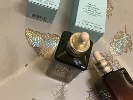 两款雅诗兰黛精华!版本不同。会有细微差别!雅诗兰黛全世界7个产地!美国护肤系列更多。比利时彩妆系列更多。