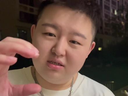 每个人的世界都会下雨,我没有办法在你心里撑伞,但我永远是你躲雨的地方。