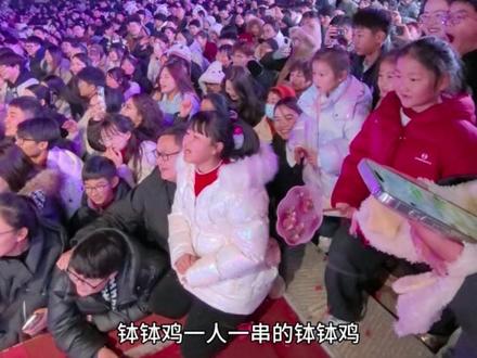 穿越找同伙秘籍,中国人必备暗号。#中国人对暗号震惊外国人 #蔚蓝星观察 #万岁山二娘 #万岁山沉浸式互动体验封神 #总要去一趟开封吧