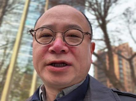 日韩股市为何下跌? 日韩股市为何下跌?3月23日周一,日韩股市开盘大幅度下跌。为什么?核心是中东冲突导致油价暴涨,日韩面临输入性通胀,同时美联储不降息,外资撤离导致高位回调。
一、直接导火索:布伦特原油破110美元/桶,WTI近99美元/桶。日韩能源极度依赖中东:日本94%、韩国70%原油来自中东,成本直接飙升。输入性通胀压力剧增,企业利润被挤压,经济预期转弱。
二、全球流动性收紧:美联储转l降息预期消失,美联储强调通胀不确定性,释放“更高更久”利率信号。市场大幅下调2026年降息押注,甚至开始定价加息风险。美债收益率上行,压制全球股市估值,高成长、高外资持股市场首当其冲。
三、市场结构放大跌幅:日韩股市外资占比高(韩国约33%、日本超30%),风险偏好骤降时资金快速撤离。韩国单日外资净卖出创历史天量,引发流动性恐慌与熔断。前期涨幅巨大:韩国年内一度涨超48%,日本也处高位,获利盘集中兑现。韩国半导体/科技、日本汽车/化工/家电等能源敏感板块重挫。
市场有风险,投资需谨慎,以上信息个人独立观察,不构成投资建议。