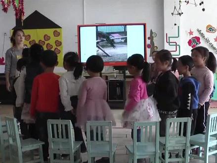 幼师必备/中班音乐《金孔雀轻轻跳》
这次给大家分享一个中班音乐活动教案,这是一节中班优质公开课,完整配套课件教案都呦呀
~
活动目标
1、能随音乐做傣族舞的简单动作及步伐,表现音乐轻柔、优美的特点。(活动重点)
2、尝试创编动作,根据音乐做孔雀走路、开屏,跳舞等动作,体验创编的乐趣。(活动难点)
3、培养幼儿喜爱孔雀、爱护孔雀的情感。
#幼师必备 #幼师 #幼儿园中班 #幼儿园中班公开课完整视频 #幼教资源共享