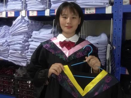 对于本科生而言,毕业照必穿什么衣服呢,当然是学士学位服啦#毕业季#学士服 #大学生 #南宁毕业照 #南宁服装出租