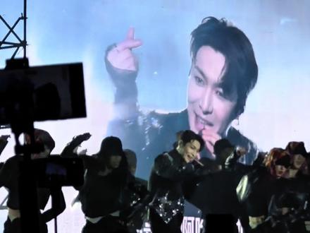 0个人能从大花轿里走出来!真人神!大屏也神!#张艺兴大花轿 #神级现场 #染色体跨年 #张艺兴 #歌声飘给我贝壳听啊