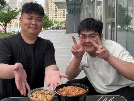 第十一期来了,小白依旧没吃饱的一天,继续保持饥饿
#真实生活分享计划 #美食 #搞笑 #谁赢谁吃挑战 #石头剪刀布挑战食物 @抖音小助手 @DOU+小助手