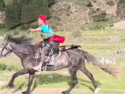 旅游途中遇策马奔驰少年 网友:追风少年太帅气😎😎