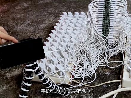 用香蕉给手机充电能成功吗?外国小伙亲测,结果竟有点意外!