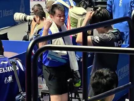 侯英超回应与王楚钦说了啥?王楚钦忍不住吐槽,跟你打是真费胳膊