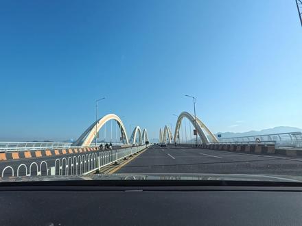 今年春节去汕头怎么玩,一定要先看完这条视频! 离开潮州我们一路向南来到了汕头市,开启此次潮汕之旅的第二站,汕头位于广东省东南部,北接潮州、西邻揭阳,市辖六区一县,是我国著名的沿海开放城市、经济特区之一,也是潮汕地区的核心城市。汕头地区古属潮州府,因地处韩江、榕江、练江出海口,沙脊向海延伸,渔民设栅捕鱼,古称“沙汕头”,后简称“汕头”。这里被誉为“百载商埠”,是我国近代重要的对外贸易口岸和移民出海口,中外文化在此交汇;这里又被称为“美食孤岛”,从潮汕毒药到牛肉火锅,从清晨到凌晨,只要你能吃的下,总有下一道美食在等你。#创作者扶持计划 #潮汕 #潮州 #春节 #英歌舞