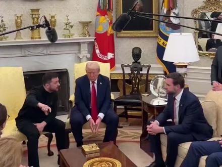 特朗普和万斯在椭圆形办公室和泽连斯基爆发激烈争论
(机翻会有些不准确,大致意思差不多)
当地时间2月28日,美国总统特朗普在白宫与乌克兰总统泽连斯基会晤时,双方多次发生争执,泽连斯基要求美国做出安全承诺,公开挑战特朗普对俄罗斯总统普京的温和态度,并反驳了特朗普关于“乌克兰城市已被三年战争夷为平地”的说法。特朗普和副总统万斯则称泽连斯基“不尊重美国”,是在“拿第三次世界大战做赌博”,并表示“要么乌克兰达成协议,要么美国退出”。特朗普称,乌克兰无权命令美国如何看待冲突,泽连斯基“应该更加感恩”
#泽连斯基抵达白宫#特朗普#万斯#美乌没签矿产协议 #泽连斯基与特朗普爆发激烈争吵