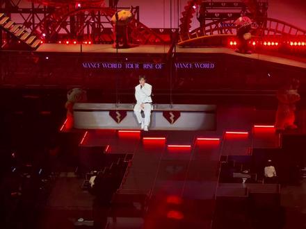 罗曼前传开场! 太帅了 太燃了 一开始我还没找到在哪里出场,舞美太棒了啊啊啊啊啊 居然是收官的衣服!
#汪苏泷 #汪苏泷罗曼前传 #汪苏泷世巡 #汪苏泷澳门演唱会