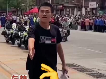 高考考生走出考场与“白衬衣”握手