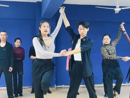 逸人团队·伦巴《梦底》全国巡回教学岳阳站现场教学实录(第九节),超清晰口令带练,男女步细节全拆解,干货满满,舞友们收藏慢慢练!#逸人团队 #伦巴梦底口令教学 #休闲伦巴双人舞 #成人舞蹈教学 #最火双人舞