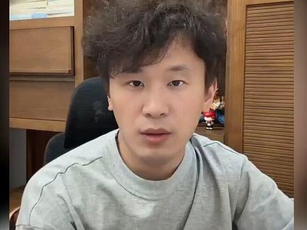 中转站最大坑:不仅是模型掺水,还有缓存命中率 很多人以为中转站的问题只是价格、模型质量、账号稳定性,但对 ClaudeCode 这类 Agent 工具来说,更隐蔽的问题是:提示词缓存可能被破坏。
ClaudeCode 每一轮请求不只是你输入的一句话,前面还带着 system prompt、tools、MCP、项目上下文、历史对话和工具结果。
如果中转站因为账号池、模型路由、动态字段或 cache_control 处理不当,让缓存命中变差,你看到的就是:首字变慢、工具调用卡顿、长任务越跑越不连贯。
这期讲清楚为什么我不建议把 ClaudeCode 当主力开发工具时用中转站。
#ClaudeCode #中转站 #AI #小梅同学