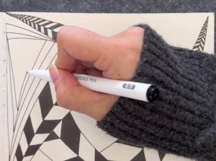 第214幅,今天画的是一幅视觉效果图,是鼓起来的哦,很神奇,眼睛会欺骗我们哈哈哈!我涂色的时候在想一个问题,然后就涂多了一笔,哎呀~要专心啊!!这是一眼就爱上的一幅,临摹自@33 睡不够 ,感谢美好创意哦!#禅绕画#手绘过程#视觉震撼 #悖论#画画