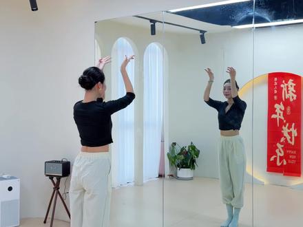 《喜雨》背面教程来啦~(可自行放慢)
#抖音年味舞蹈大赏#孟庆旸喜雨舞蹈挑战#不知道春雨舞姿很曼妙 #随手拍的喜雨练习版都这么好看 #古典舞 @DOU+上热门