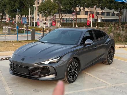 名爵MG7 2025款 2.0T自动尊享版
灰色外观蓝色内饰
运动掀背式造型设计
带尾翼贯穿尾灯四出排气带声浪
你们觉得还能值多少呢
喜欢的兄弟们打在评论区交流 #名爵MG7 #25款名爵7尊享版 #好车分享