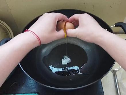 放在小河里一天一夜的笼子,能否抓到白条,挑战用现炒鸡蛋做诱饵#生活 #户外 #捕鱼