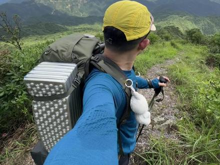 广州出发| 2天1夜八面山重装徒步攻略 🌄
🌄云海草甸+星空露营,湖南第二高峰太绝了!
📍目的地:桂东八面山**(湖南第二高峰,海拔2042m)
🚄交 通:广州南→郴州西(高铁1.5h,💰174.5)→拼车到八面山驿站(2h,💰两百往返)
⏰时 间:周末2天1夜(周五晚出发,周日回)
🏕️徒步难度:★★(适合有重装经验的小伙伴)
---
📅行程安排
Day1 周六:广州→郴州→八面山露营
- 07:00 广州南站高铁出发,08:30到郴州西
- 09:00 前往桂东县(租车或拼车)
- 11:30 到达徒步起点(推荐八面山驿站右转)
- 12:00-17:00 徒步上山(6km,爬升1100m),途经瞭望塔(视野超棒!)
- 18:00 山顶扎营,看日落+星空✨(营地可选瞭望塔附近或主峰营地)
Day2 周日:登顶→下山→返程
- 05:30 早起看日出云海🌅(天气好时超震撼!)
- 07:00 轻装冲顶石牛仙(海拔2042m,湖南第二高峰)
- 09:00 拔营下山(7km,下降1000m)
- 12:00 到达山脚,拼车回郴州
- 15:00 高铁返广,18:00到家
---
🎒装备清单(必带)
- 露营:帐篷、睡袋(5℃温标)、防潮垫
- 徒步:登山鞋、双杖、头灯、雨衣(天气多变)
- 衣物:冲锋衣(山顶风大)、速干衣、保暖层
- 食物:3顿路餐+2L水(山上有溪流可过滤)
- 其他:充电宝、防晒霜、急救包
---
💡Tips & 避坑指南
1. 天气:提前查桂东天气预报,雨后易有云海
2. 交通:郴州到桂东拼车提前约,避免临时没车
3. 营地:瞭望塔避风好,主峰营地视野更开阔
4. 安全:部分路段陡峭碎石多,建议结伴而行
5. 环保:无痕山野,垃圾全部带走
---
✨为什么推荐八面山?
✔️ 人少景美:比武功山更原始,草甸云海不输!
✔️ 路线成熟:适合重装新手,2天可搞定
✔️ 避暑胜地:夏季平均18℃,超凉快
📢组队提示:可跟广州户外团(如两步路社区),AA约伴更安全~
🔥收藏备用!趁还没大火,赶紧冲!
#徒步 #户外 #八面山 #汨罗 #广州