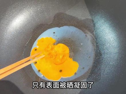 重庆究竟有多热?帅小伙直接在太阳下面煎鸡蛋???你觉得什么城市最热?#跟着抖音学做菜 #欢迎光临我的生活#有趣的知识又增加了 #夏天有多热