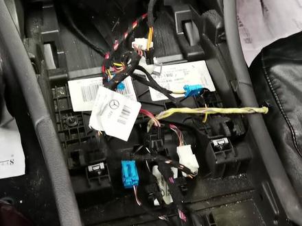 奔驰C级中控台拆卸步骤,维修空调半边冷风,半边热风,主要原因是翻板断裂,#汽车修理工日常