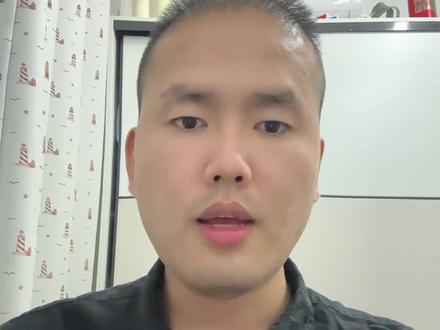 #上海#北京 #深圳 #芯片 #职业
半导体行业基本上没有35岁中年危机的,特别是你是干模拟设计,半导体工艺,设备,PIE这种比较吃经验的那种只要技术还行一般越老越吃香。因为这个行业的技术发展是比较线性很少有什么弯道超车的而且职业上积累的经验是一个个项目,一个个case堆叠起来的,就比如一个神枪手是无数子弹喂出来的。没有办法可以快速入门快速成长的。对比互联网行业的35岁职场危机的话会好很多的,互联网技术迭代和路线发展太快了日新月异,而且经验积累不是特别重要,年轻脑子好使反而是最重要的。而且半导体行业特别是制造行业裁员降薪这种现象比较少见,网上戏称fab公务员,之前听朋友说台积电在中国上海和南京的厂,只要你不违法犯罪,打架斗殴的话一般是可以长期在里面干的。所以对于普通家庭然后学生,化环材四大天坑,土木,机械两大护法来说的,如果想稳定点攒钱能吃苦的话是去fab是一个很不错的职业选择的。