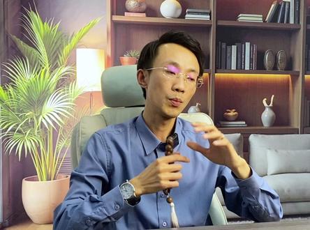 玻璃基板风口来袭,半导体万亿新赛道即将爆发! 玻璃芯片真相大揭秘!玻璃基板是 AI 芯片换代刚需,当前处于产业启动拐点。树脂 PCB 遇瓶颈,TGV在迎催化,苹果三星台积电扎堆入局,国内厂商已小批量供货,半导体新赛道爆发在即,芯片、AI 芯片、玻璃基板风口来袭,0到1拐点已至,机遇拉满!#算力 #财经 #光刻机 #先进封装 #芯片