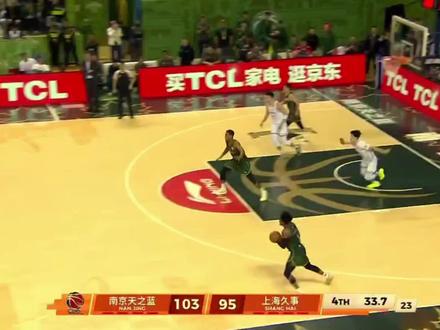 欧神仙附体?拉维特戏耍偰李永炜,全场沸腾!#cba #南京#同曦#欧文#篮球