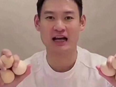 手拿六个蛋嘲讽樊振东欧冠输两个0比3?“偷笑哥”刘丁硕再惹争议#樊振东 #刘丁硕