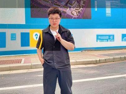 #普通人在ai时代 #创作者中心 #创作灵感
🔥郑州王炸新地标!18万㎡国资数字影视基地,全品类文化创作天花板来了!
🎈想做内容不用东奔西跑,所有文化创作需求,郑州这一座基地全搞定!
🌈12米层高无柱大影棚、顶级AIGC算力加持,不管是创作还是拍摄,一站式全满足!
🎬短剧、漫剧高效产出,3天成片7天上线;院线电影、脱口秀、相声综艺实景录制;
✨AI商业广告精准打造,AI纪录片深度摄制,上百类实景街区+虚拟影棚双配套,古风、现代、民国、虚拟场景随心切换,剧组成本直降30%,拍摄周期缩短一半!
✅AIGC全链路技术赋能,剧本、剪辑、数字人、特效全流程AI搞定;
✅全产业链闭环,从创作制作到发行变现,一站式无忧服务;
✅影视造梦体验中心,打卡拍照+群演互动,普通人也能圆梦荧幕;
✅800+头部企业入驻,4万行业精英集聚,霸占全国短剧市场半壁江山!
❇️这里不只是微短剧之都核心载体,更是涵盖全品类文化创作的超级产业平台,未来最大文化变现产业之城,实锤郑州!
🎉不管是影视、综艺、二次元还是商业文创,所有创作梦想,在这里都能落地!
#AIGC #AIGC培训