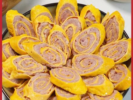 【蛋卷肉】嫩滑多汁 老人小孩都爱吃秒光盘 云南过年必备美食,蛋皮薄如蝉翼,肉馅鲜嫩多汁
食材准备:食材超级简单,只需要鸡蛋、肉末(8分瘦2分肥)、淀粉、盐巴、胡椒粉
制作过程:
我试了很多次,经过总结,一定要按照我这个步骤来
1.肉沫剁细一些,,加入盐巴、白胡椒面搅打上劲,会黏筷子
2.打3-4个鸡蛋,放两勺水淀粉或者直接放淀粉,水淀粉好打鸡蛋,建议新手用水淀粉,水淀粉就是玉米淀粉加水,顺时针搅打蛋液,打好后用滤网过滤一下(放淀粉是为了鸡蛋跟嫩滑)
3.锅里面刷油(一点点就行),电磁炉开到1000,油热放蛋液,慢慢的摇晃锅面,摊成圆形,电磁炉关到小火,定形后翻一个面,摊成蛋皮
4.蛋皮放在砧板上,刷上水淀粉(一定要刷,这是蛋皮跟肉不分家的关键),均匀的铺上肉末,两侧边往里扣卷成紧实的肉卷
5.冷水上锅蒸10-15分钟(根据自己电磁炉的功率),我的猛火灶,蒸了10分钟
6.放凉后切成片,喜欢吃凉的可以直接吃,喜欢吃热的可以重新加热,蛋卷肉平时煮蔬菜,蒸着吃都超级好,也可以做宝宝的辅食
#蛋卷肉 #年夜菜 #美食教程 #云南菜 #杀猪饭