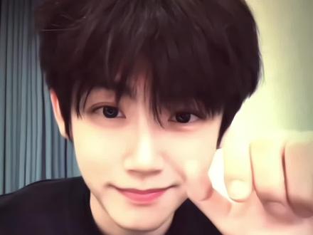 你们要的李卿摇手指转场来啦! #剪映#李卿转场 李卿转场特效 李卿#李卿转场手势舞 和李卿合拍 crush降临 李卿转场怎么剪辑李卿转场特效怎么拍李卿转场舞蹈 李卿转场制作教程 李卿转场制作 反差转场 手势变装 咬手指转场
剪映 对视8秒转场 #的对视8秒爱上我转场 #摇手指转场