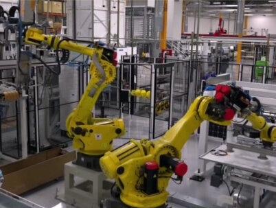 合盛硅业作为硅基材料领域的龙头企业,凭借其卓越的全产业链布局和技术创新能力,展现出了显著的竞争优势和广阔的发展前景。合盛硅业是行业内率先实现从石英矿到光伏组件全产业链覆盖的企业,其业务贯穿石英砂、工业硅、有机硅、多晶硅、单晶硅、电池片、光伏玻璃、边框、胶膜、焊带、有机硅密封胶以及光伏组件等多个环节,形成了完整的硅基材料产业链闭环。这种一体化的产业布局不仅增强了公司对产业链各环节的掌控能力,还有效降低了生产成本、提升了生产效率和产品质量,为公司在激烈的市场竞争中奠定了坚实基础。在技术与成本方面,合盛硅业展现了卓越的实力。公司掌握先进的低能耗工业硅冶炼技术,单吨成本较行业平均水平低15%,显著提升了其在工业硅领域的成本竞争力。此外,公司凭借自备电厂和优化的能源布局,在工业硅生产过程中进一步降低了能源成本,增强了其在行业内的成本优势。在新兴领域,合盛硅业展现出前瞻性的发展眼光。公司积极布局人形机器人、新能源汽车等前沿产业,开发了一系列适用于新兴产业的专用有机硅产品,进一步拓展了其产品的应用范围和市场空间,为未来的持续增长注入了新的动力。#科普 #涨知识 #资讯