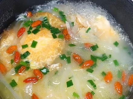 又到了吃萝卜的季节,这个汤一定要做法简单又好喝,一碗下去,胃真舒服#家常菜 #美食教程#广东美食记录官