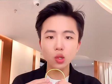 如果你在家里戴手镯手特别疼怎么办?#周大福#传承手镯 #主播潘潘