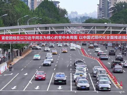 北京长安街花坛打卡指南,这份浪漫一直持续到国庆~
为了纪念抗战胜利80周年,北京长安街沿线特别布置了10组立体花坛,从建国门到复兴门,一路繁花相伴,景致如画。
✨这份打卡指南请收好,一起漫步长安街,邂逅京城最美风景!
📍 花坛点位清单:
▪ 建国门西北角:珍爱和平
▪ 东单东北角:中流砥柱
▪ 东单东南角:黄河赞歌
▪ 东单西北角:薪火相传
▪ 东单西南角:众志成城
▪ 西单东北角:繁荣发展
▪ 西单东南角:科技强国
▪ 西单西北角:乡村振兴
▪ 西单西南角:绿色生活
▪ 复兴门东北角:美好明天
📸打卡Tips:
✅推荐路线:建国门→东单→西单→复兴门(由东向西)
✅最佳时间:16:00-20:00(白天和夜景一次get)
✅必看时段:整点前往东单东南角看“黄河赞歌”表演,会“唱歌”哦~
✅持续开放:花坛将持续至国庆,并于9月15日起逐步融入国庆元素。
#北京范儿 #旅游攻略 #城市风景