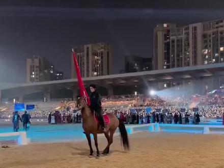 2025环球骑射大赛开幕式:于适策马托旗画面帅炸了!双手脱缰,高举五星红旗,完美具象化了“鲜衣怒马少年郎”的模样!