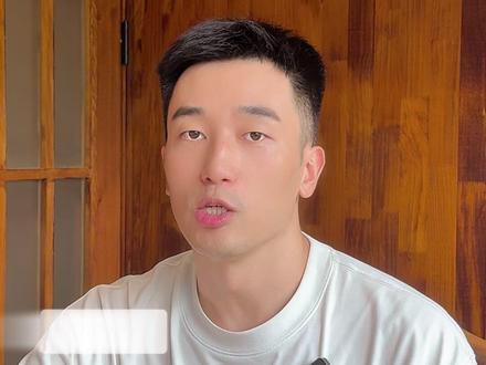 放下他 放过自己 一段感情结束后难以放下,并非放不下对方,而是放不下那个未被回应、未被认可的自己。成长中若常被忽视、否定,内心会埋下缺爱种子,渴望从他人眼中获得存在感与价值感,仿佛对方的回应是激活生命力的暖流。
尤其女孩子易因此受伤,当对方不愿给予情感认同甚至断崖式分手,冲击极大 —— 因对方曾被视为救命稻草。真正的课题不是评判对方,而是如何看待自己、看见自身价值、接纳全部特质。
可先专注自身,拥抱优缺点;若有困难,可为内心创造支持、包容的养育环境,以此为基础搭建幸福生活,最终会发现自己能给予力量。
#缺爱 #缺爱疗愈 #主体性 #亲密关系 #原生家庭#女性成长 #内在蜕变营 #应徐翔 #满月心理 #内在缺爱到圆满 #爱上完整的自己 #爱人 #家人 #大女主 #事业女性 #独立女性 #职场女性 #依恋 #安全感 #女性力量 #情感 #女生必看 #自我成长 #爱自己 #原生家庭 #人格独立 #强者思维 #更好的自己 #心理学 #焦虑 #祛魅 #蜕变 #逆袭 #成长 #变强 #正能量 #情感树洞 #人生 #吸引力法则