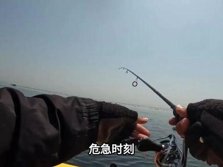 青岛海域突发!橡皮艇被大浪冲翻,男子离岸越来越远